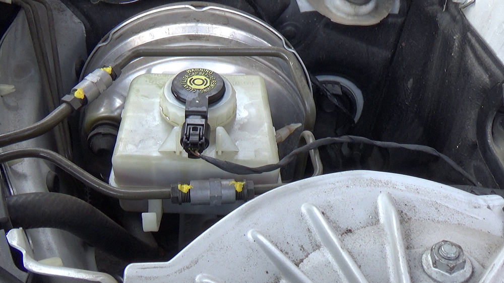 AUTO VEVO BMW E60 5 SERIES КАК ДОБАВИТЬ ТОРМОЗНУЮ ЖИДКОСТЬ. ГДЕ