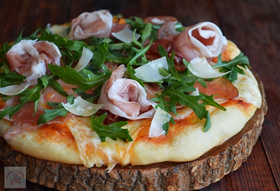 Pizza cu prosciutto crudo, rucola si parmezan CAIETUL CU RETETE