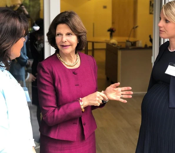 Queen Silvia handed out the award to this year's winner in Germany, nurse student Annette Löser, from Medicampus in Chemnitz