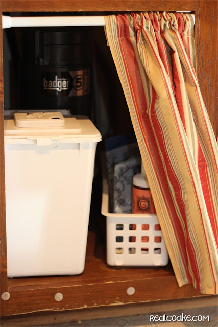 Great under the sink organizing tips! Super simple ideas to do in my own house...love it! #Organizing #Tips #RealCoake