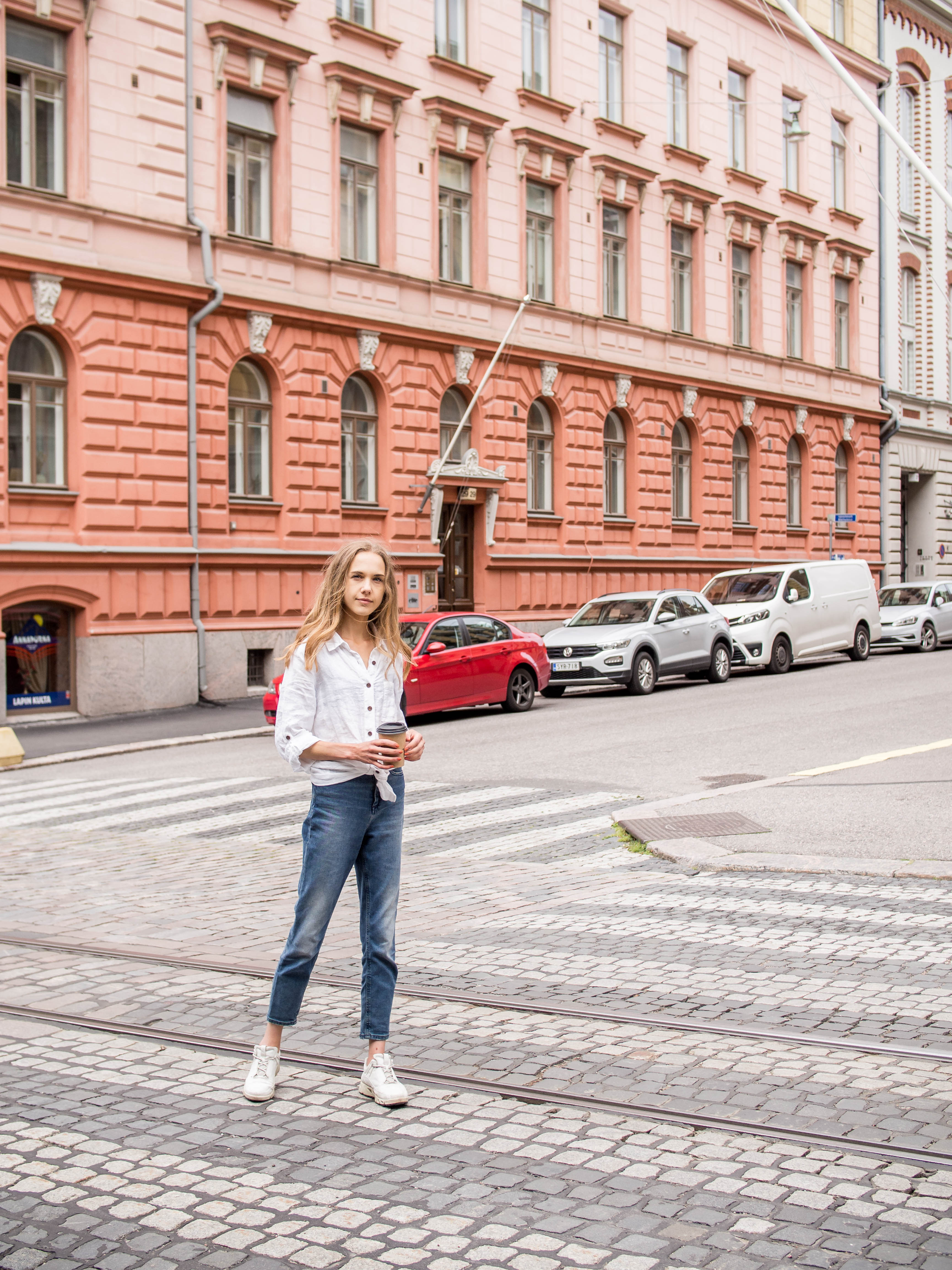 Outfit with blue mom jeans and white linen shirt - Asu sinisten farkkujen ja valkoisen pellavapaidan kanssa