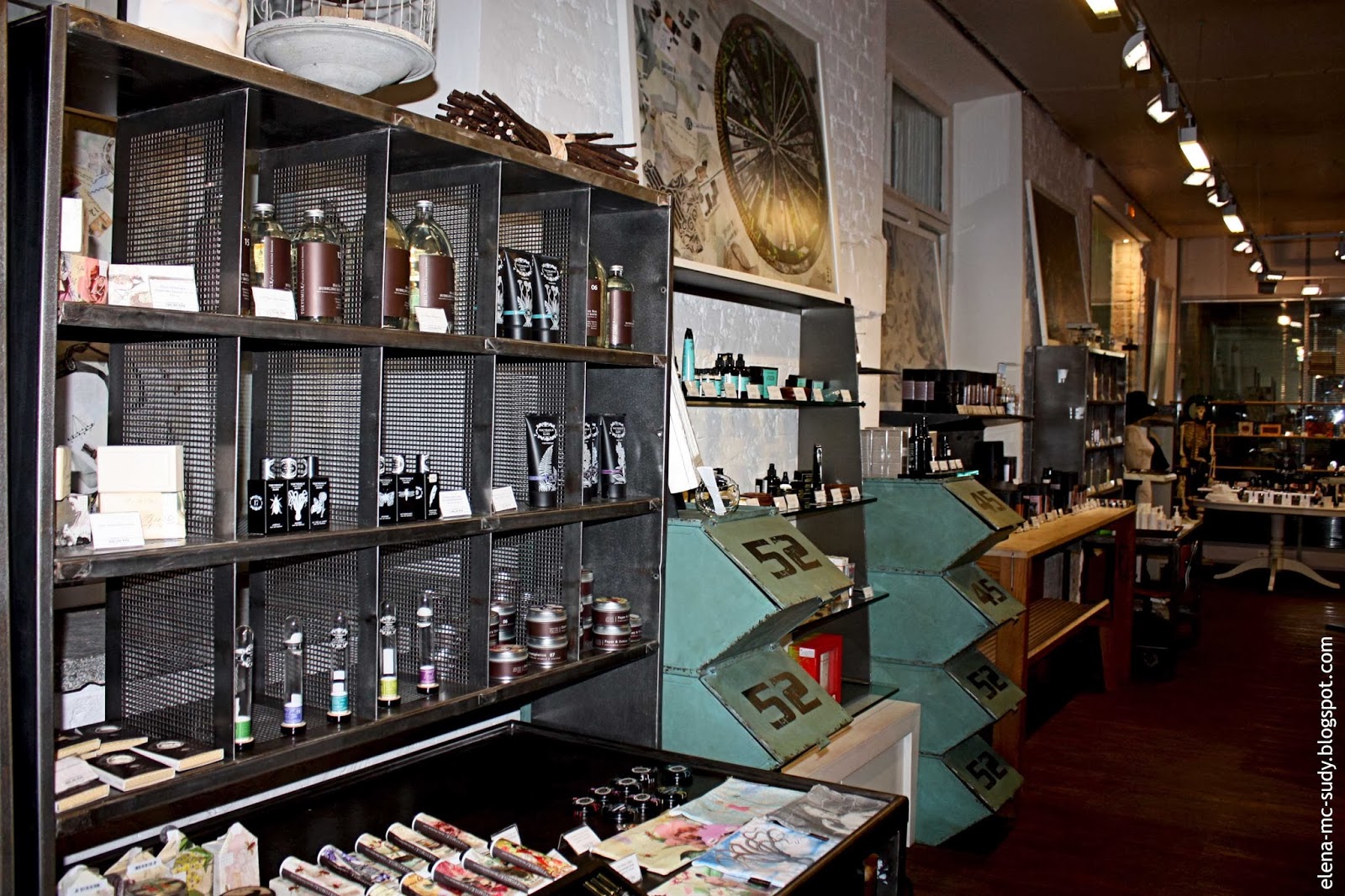 бутик духов. санта мария новелла во флоренции. санта мария новелла аптека. монастырь санта мария новелла флоренция парфюмерная фабрика. бутик парфюмерии.