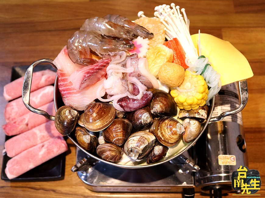 台南小火鍋/天然食材熬煮川味麻辣湯頭/肉燥飯、飲料吃到飽/限量供應產地直送海鮮食材/30隻白蝦超值佛心價只要199元/吃到痛風也甘願