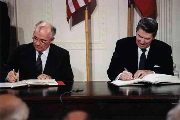 ronald-reagan-and-gorbachev-رونالد-ريجان-مع-ميخائيل-جورباتشوف