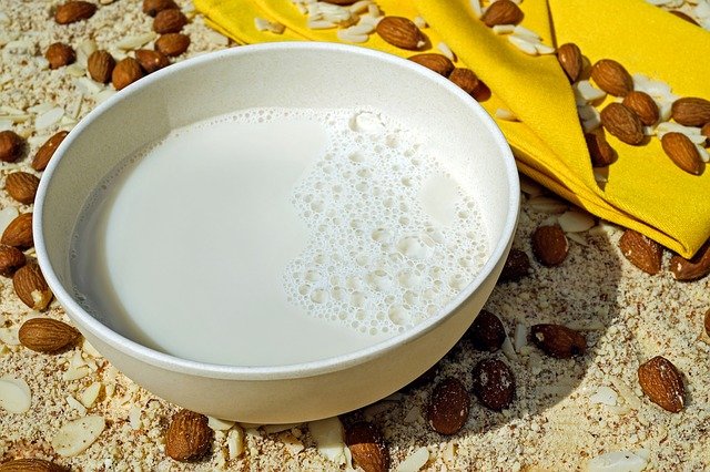 दूध के साथ बादाम खाने के फायदे