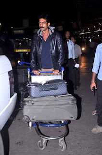 Arjun Rampal spotted at airport to leaving for Cannes-2012