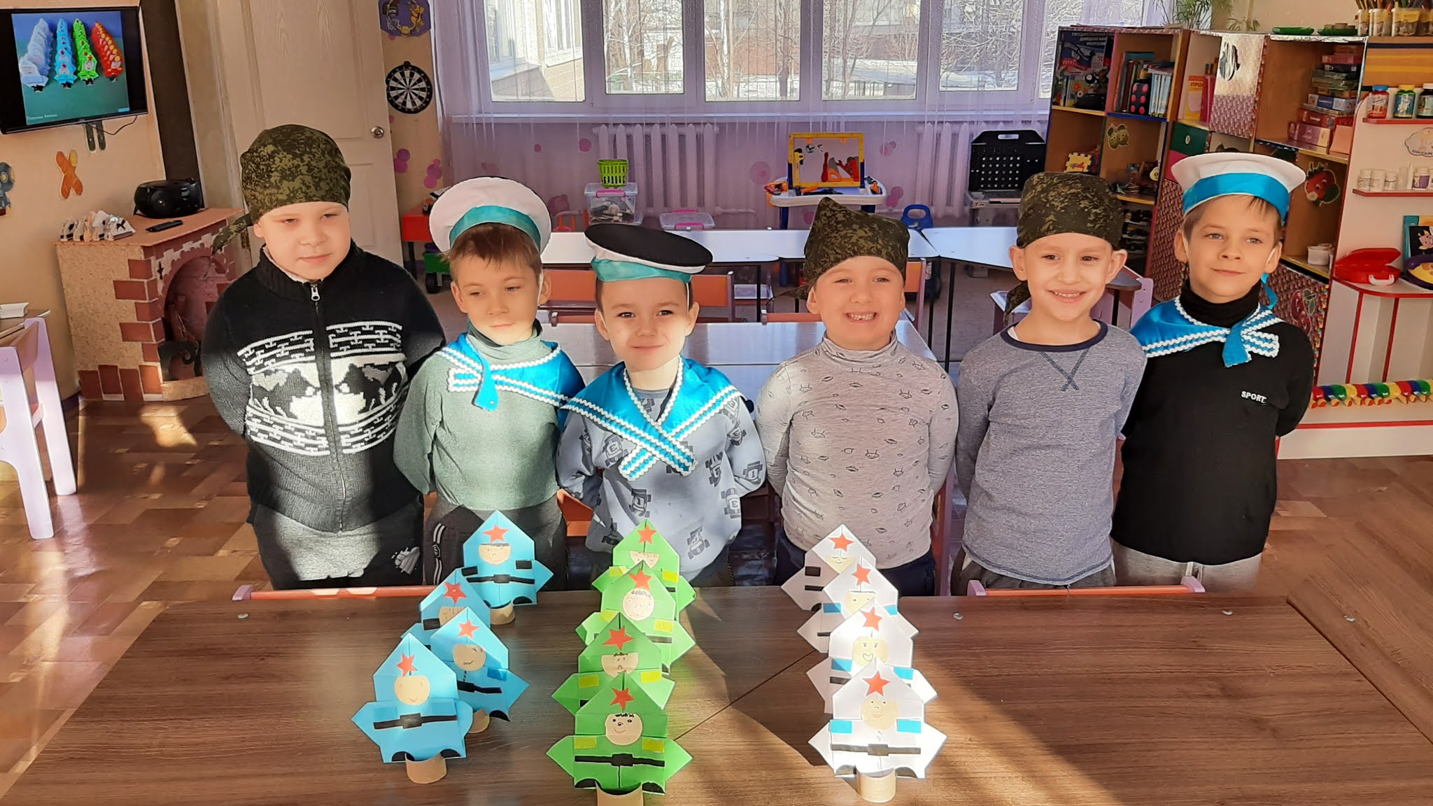 коллективная работа к 23 февраля. подарок папе на 23 февраля в первой младшей группе детского сада. занятие к 23 февраля в старшей группе. 23 февраля старшая группа. аппликация в средней группе фев.