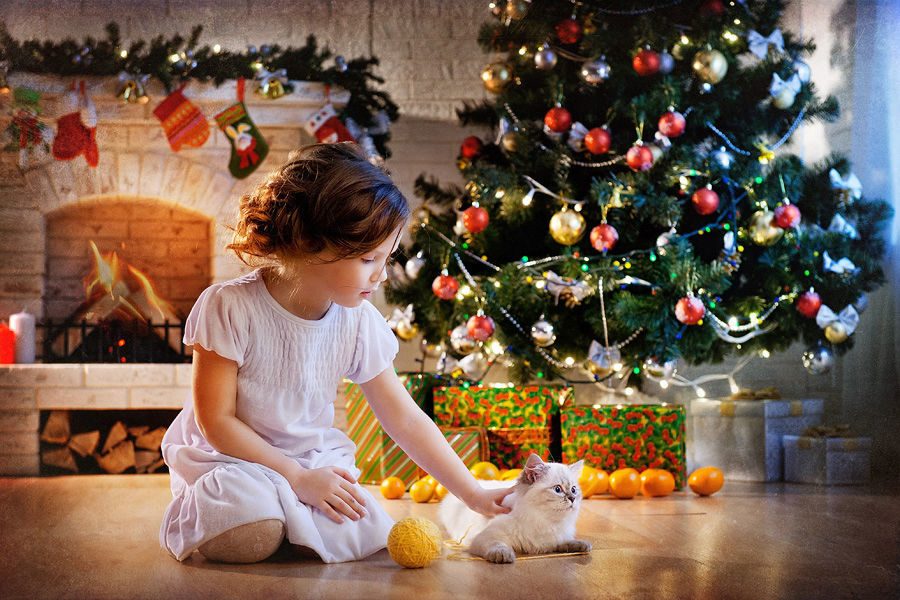 Новый год дети купить. Наряжаем елку. Новый год дети. Новогодняя фотосессия у елки. Девочка у новогодней елки.