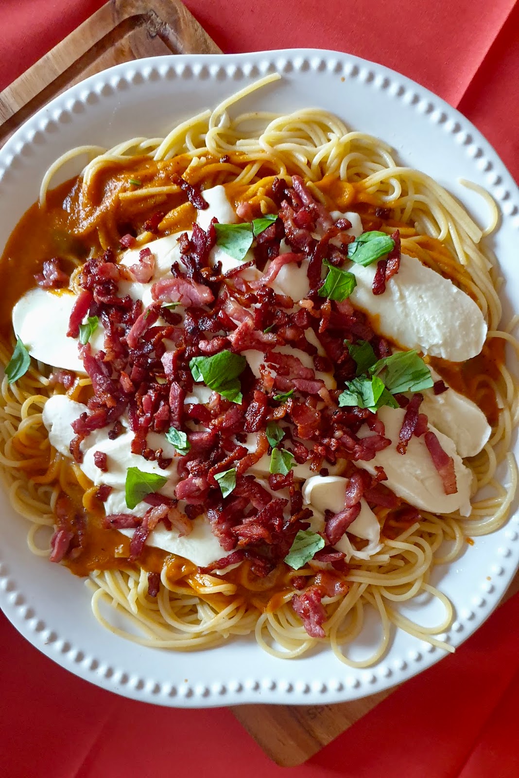 Esparguete com Molho de Tomate, Manjericão, Mozarella e Bacon