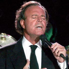 Julio Iglesias Foto de Julio Iglesias cantando en concierto