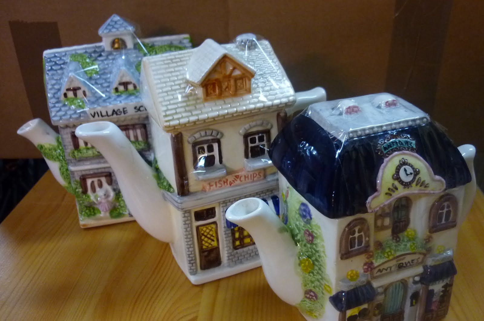 Vintage Teaware & Collectibles Cottage / Novelty Teapots ( SOLD )