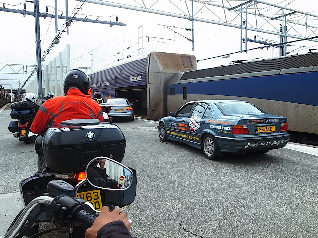 イギリスとフランスを結ぶ英仏海峡トンネルを走る列車にハーレーで乗り込む XL1200