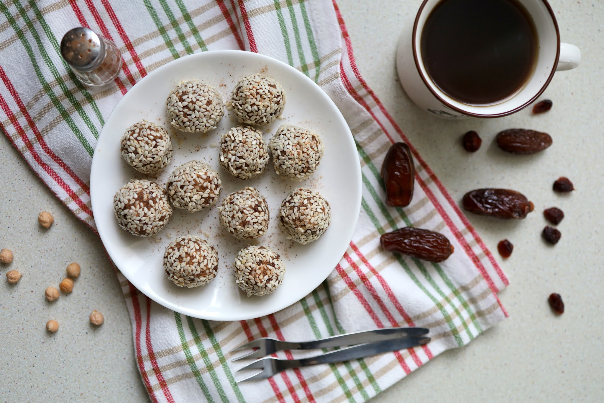 конфеты из нута. конфеты из орехов. конфеты из нута. нутовые конфеты. конфеты из нута и какао.