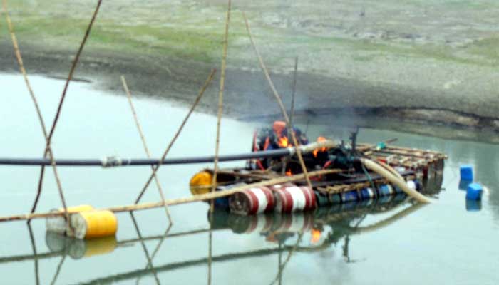 UNO overturns Dhunate Balumehal ধুনটে বালুমহাল গুড়িয়ে দিলেন ইউএনও