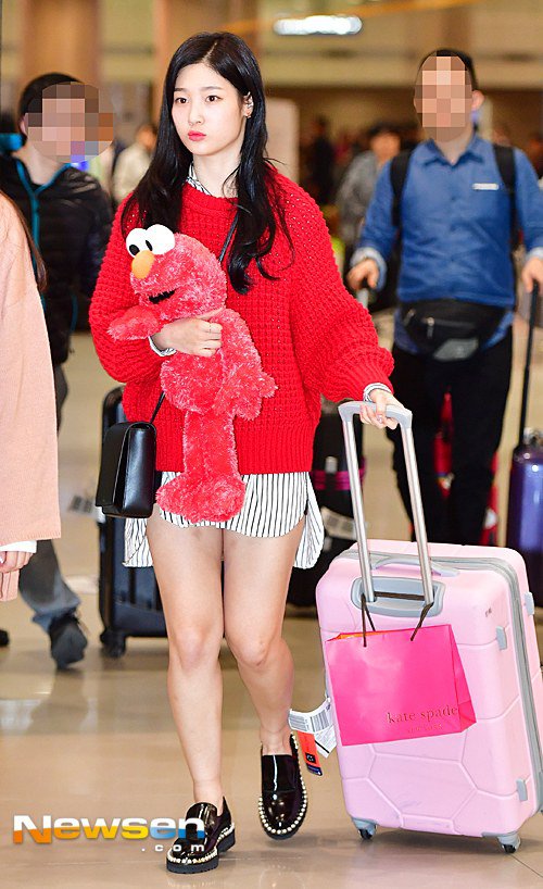 Jung Chaeyeon Bares Her Legs For Her Airport Fashion