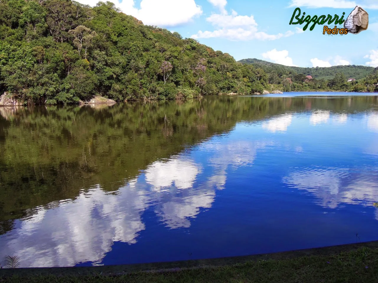 De um lado do lago os muros de pedra, do outro lado preservamos a mata nativa. Construção do lago com 1 Km de comprimento e até 300 m de largura.