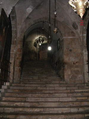 Escaleras de bajada a la gruta Santa Elena en la Iglesia Santo Sepulcro
