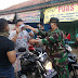 TNI-Polri Dan Perangkat Desa Bagikan Masker Kepada Pengendara Di Perempatan Pasar  Subah