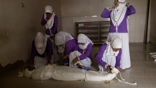 Praktek Mengkafani dan Mensholatkan mayat Praktek Mengkafani dan Mensholatkan mayat - Praktek mayat ini merupakan salah satu praktek dari mata pelajaran Pendidikan Agama Islam,