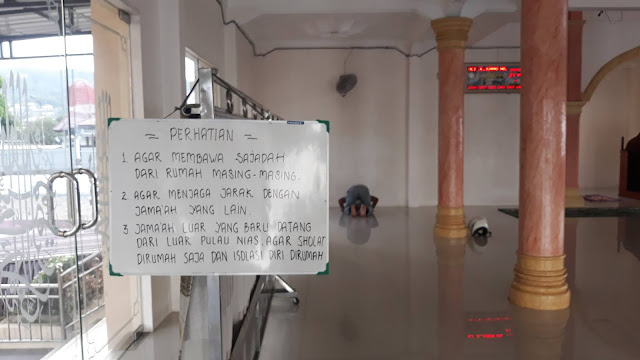 Papan informasi di salah satu rumah ibadah di Pulau Nias