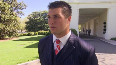 Tim Tebow Mengatakan Mencintai dan Melayani Orang Lain adalah 'Lebih Besar Dibandingkan Sepakbola'