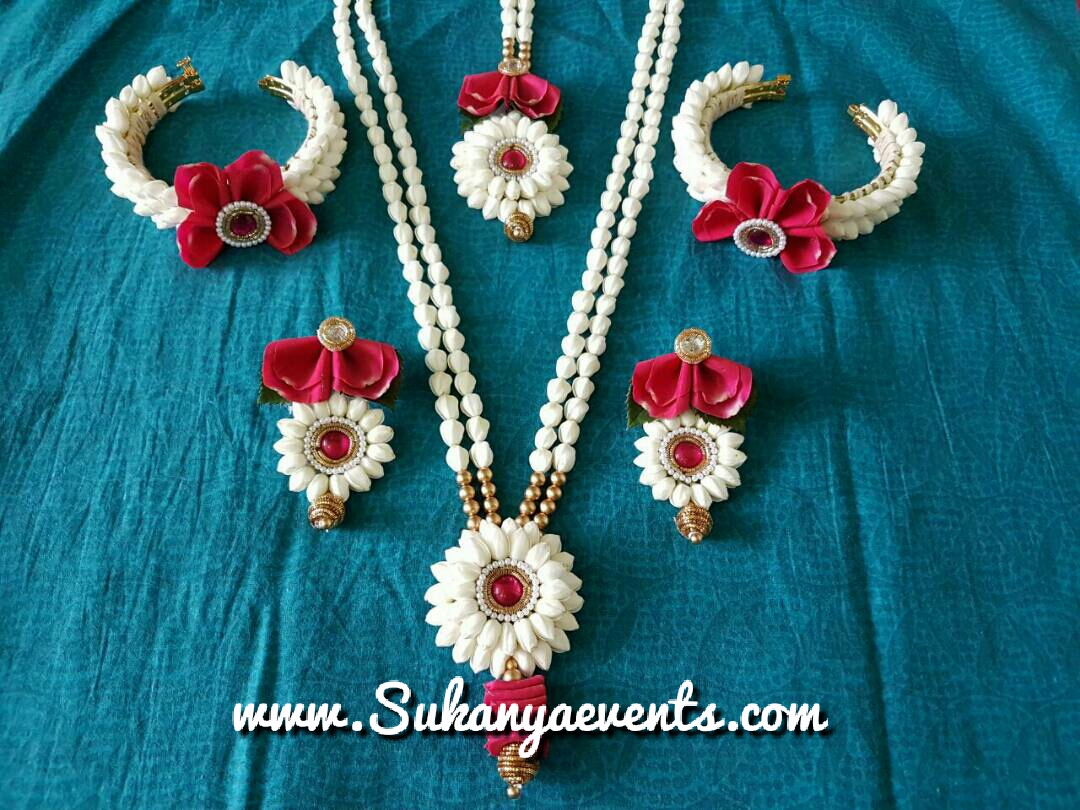 Beautiful Fresh Flower Jewellery | Real Flower Jewellery In Pune | Baby  Shower | Naming Ceremony | … | Floral jewellery, Real flower jewelry,  Flower jewelry designs