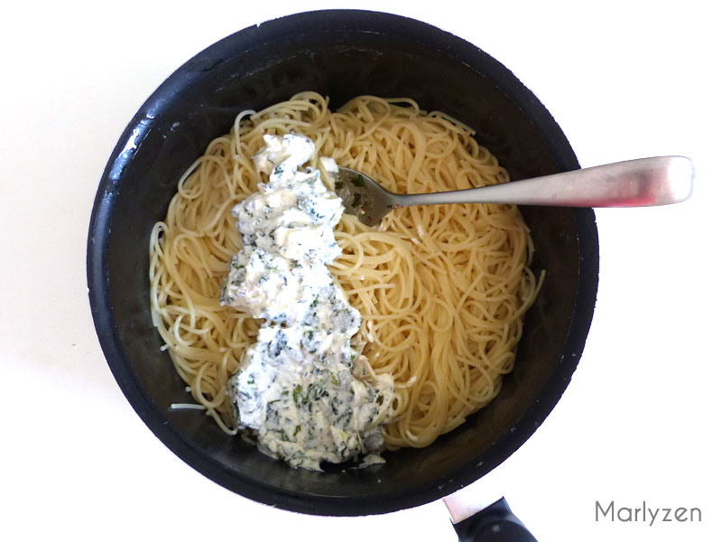 Mélangez les pâtes à la ricotta à la menthe.