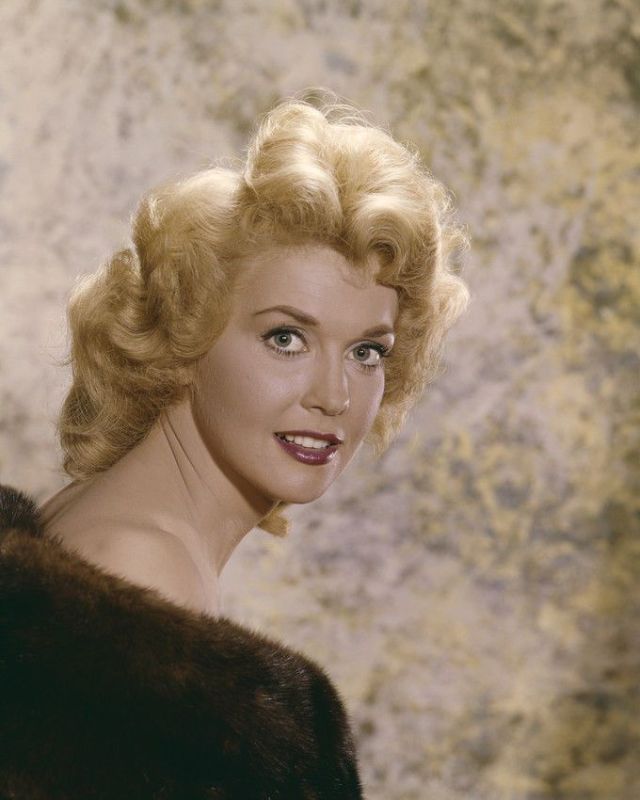 45 Beautiful Pics of Donna Douglas in the 1950s and '60s.