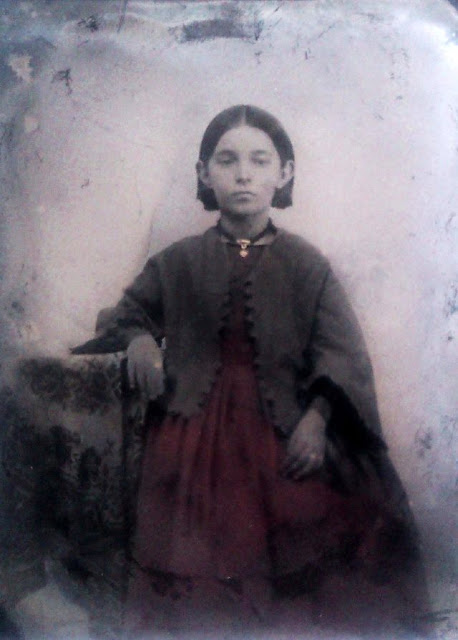 Fotografía post mortem de una niña en el siglo XIX.  https://vintagenewsdaily.com/57-amazing-portrait-photos-of-teenage-girls-from-the-victorian-era/