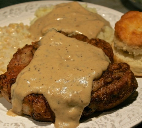 Southern Fried Pork Chops with Country Gravy #dinner #comfortfood Southern Fried Pork Chops with Country Gravy #dinner #comfortfood