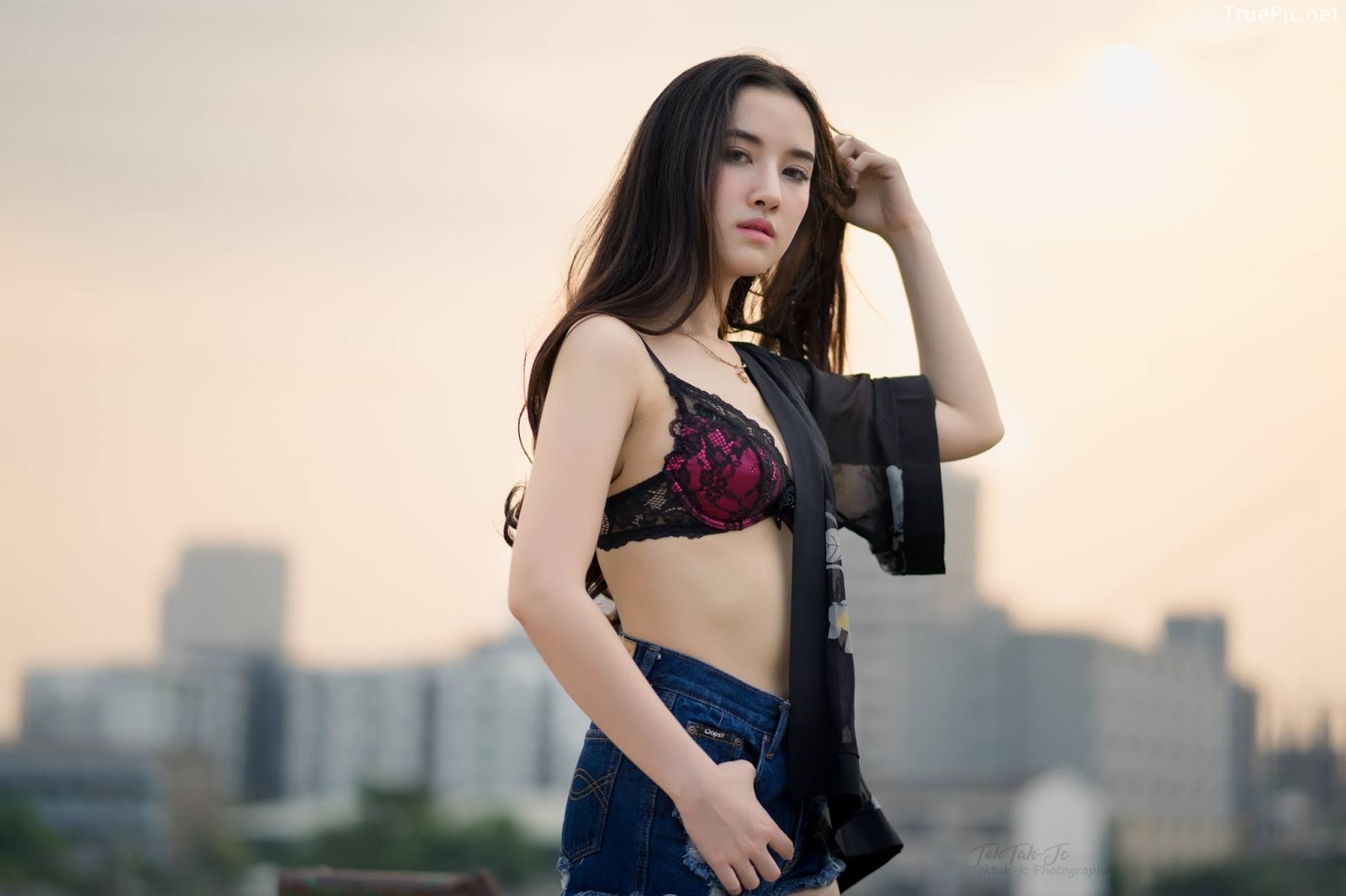 Thailand sexy angel Ploywarin Tippakorn - Black-pink bra and jean on sunset - Picture 18