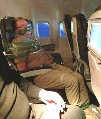 borracho fue atado al asiento del avion