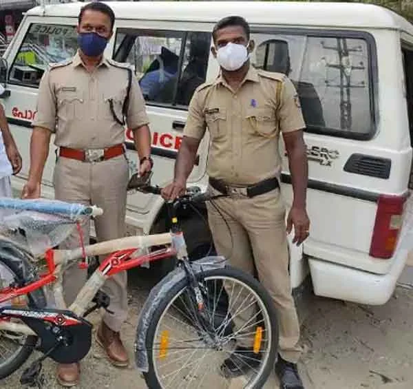 News, Kerala, State, Palakkad, Police, Boy, Theft, Complaint, Third class student arrested for stealing a bicycle has a new bicycle belonging to the police