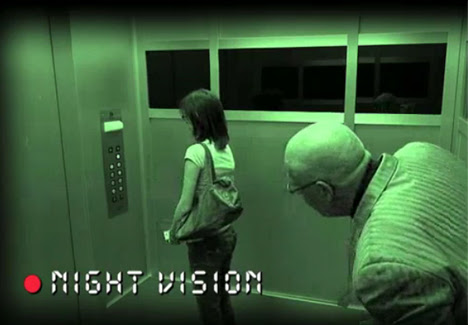 Video:エレベーターに乗っていなかったはずの人が突然、出現するドッキリのイタズラ ! !