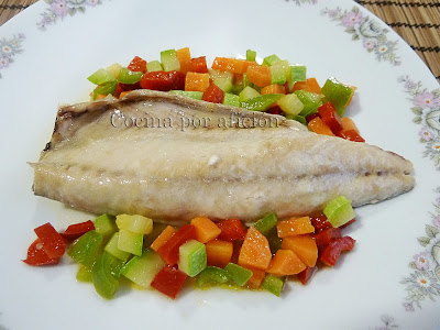 Lomos de caballa sobre vinagreta de verduras