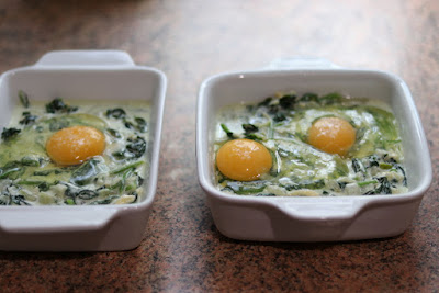 Шпинат запеченный со сливками, сыром и яйцом