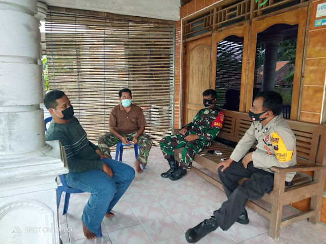 Wujudkan Sinergitas, Babinsa bersama Bhabinkamtibmas Komsos dengan Warga Masyarakat