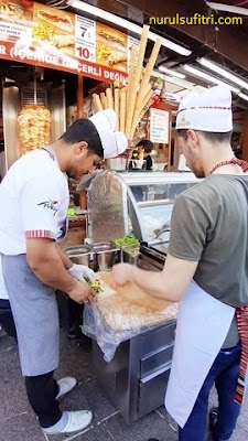 menikmati kebab doner asli turki di istanbul nurul sufitri travel lifestyle blogger kuliner