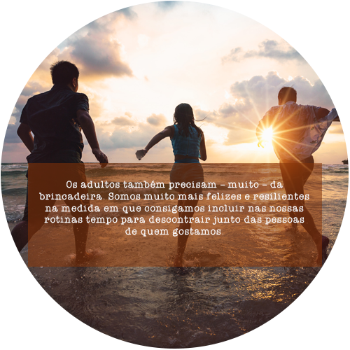 Os adultos também precisam – muito – da brincadeira. Somos muito mais felizes e resilientes na medida em que consigamos incluir nas nossas rotinas tempo para descontrair junto das pessoas de quem gostamos.
