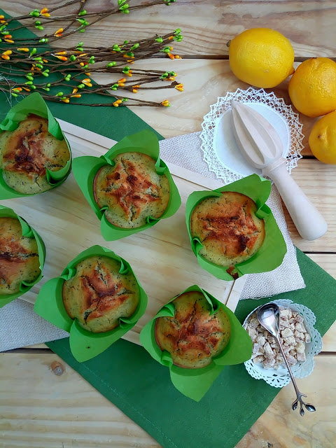 Receta de muffins dulces de calabacín y limón con semillas de amapola. Desayuno, merienda, postre, breakfast, recreo. Sencillos, saludables, ricos fáciles Cuca