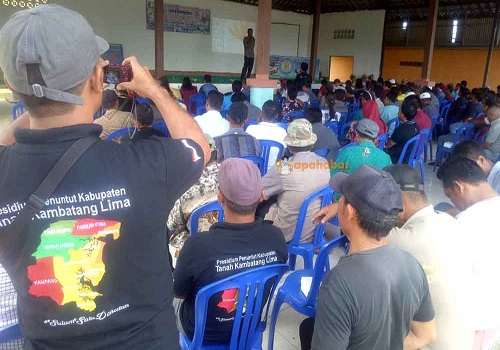 Rapat koordinasi proses pembentukan Kabupaten Tanah Kambatang Lima di Desa Tegalrejo, Kecamatan Kelumpang Hilir. Rapat koordinasi proses pembentukan Kabupaten Tanah Kambatang Lima di Desa Tegalrejo, Kecamatan Kelumpang Hilir.