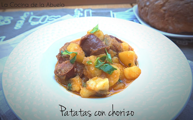 Patatas con chorizo. Receta casera.