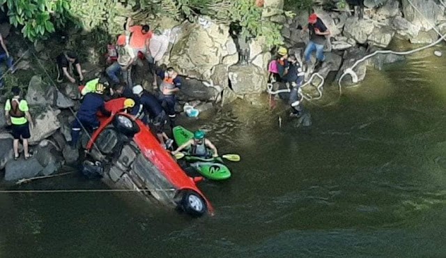 Niñas de 5 meses y 9 años murieron luego del que el vehículo en que viajaban cayera a un río