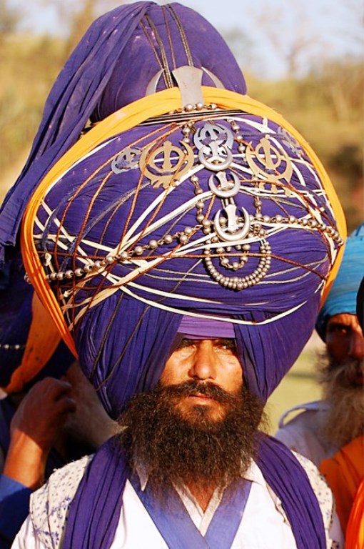 TURBANUL ÎN RELIGIA SIKH Pe muchie de cuțit