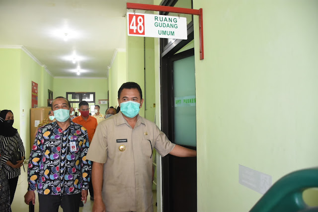 Mojokerto - Bupati Mojokerto Pungkasiadi, menilik langsung kesiapan Puskesmas Gondang yang rencananya akan difungsingkan sebagai tempat isolasi orang tanpa gejala (OTG) Covid-19. Pihak puskesmas pun telah menyiapkan sedikitnya enam ruang kamar, dengan kapasitas hingga 20 bed bahkan lebih.    “Ini menindaklanjuti rapat forkopimda kemarin, jadi hari ini kita pastikan dulu kesiapannya. Nantinya akan kita pakai untuk isolasi teman-teman yang OTG, supaya bisa lebih cepat lagi penanganan memutus mata rantai Covid-19,” kata bupati didampingi Sekdakab Hery Suwito, Kadinkeskab dr. Sujatmiko beserta Kepala OPD, Selasa (21/7) lalu.  Sebelum menilik Puskesmas Gondang, Bupati Pungkasiadi terlebih dulu membuka beberapa kegiatan. Antara lain optimalisasi peran satlinmas desa/kelurahan dalam Pam Swakarsa di daerah, gebyar bulan panutan PBB-P2 Kecamatan Mojosari, serta pengelolaan manajemen homestay atau pondok wisata yang diselenggarakan Dinas Pariwisata Kepemudaan dan Olahraga Kabupaten Mojokerto, di Hotel Grand Whiz Trawas.  Langsung pada sambutan arahan, bupati menerangkan jika dalam pandemi Covid-19, Pemkab Mojokerto telah menelurkan tiga surat edaran (SE) yang berkaitan dengan penanggulangan pandemi Covid-19. Antara lain SE New Normal, SE Tim Evaluasi serta SE Penegakan Disiplin Protokol Kesehatan.  Jika ada yang menyelenggarakan kegiatan seperti wisata, bupati menegaskan bahwa penggiat wisata wajib memiliki izin dan memenuhi standar kesiapan protokol kesehatan. Bupati mengaku tidak ingin tercipta klaster-klaster baru, mengingat status Kabupaten Mojokerto yang masih termasuk daerah zona merah di Jawa Timur.  Menyambung instruksi pusat, bupati juga menjelaskan jika tatanan new normal telah diuji cobakan pada tujuh sektor pelayanan publik. Antara lain pasar, pasar modern (mall, minimarket atau pasar modern), restoran, hotel, PTSP, tempat wisata dan transportasi umum.  “Kalau ada homestay yang sudah jalan, tolong jaga betul protokol kesehatannnya. Karena nanti tim verifikasi akan mantau. Tidak sehari dua hari, itu terus berlanjut. Jika tidak disiplin, kita bisa hentikan. Tidak ada yang tahu kapan pandemi ini selesai, terlebih lagi Kabupaten Mojokerto masih termasuk dalam enam daerah zona merah Jawa Timur. Jangan sampai ada klaster baru muncul,” imbau bupati.  Selanjutnya, bupati menyerahkan sertifikat new normal pada beberapa pelaku usaha wisata. Antara lain Hotel PCP Trawas, Hotel New Start, Vanda Gardenia Hotel, Puncak Ayana, Grand Whiz Hotel, Puri Srijaya Hotel, Parimas, MK Karaoke, Claket Adventure Park dan Royal Caravan Hotel. (Jayak)