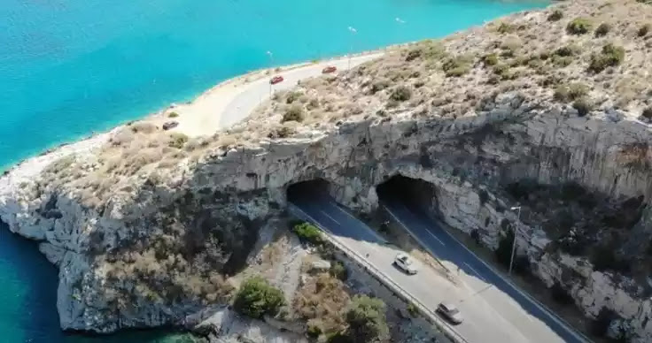 Κλειστή η Αθηνών- Σουνίου λόγω ρωγμής στο βράχο στη γέφυρα του Καραμανλή Κλειστή η Αθηνών- Σουνίου λόγω ρωγμής στο βράχο στη γέφυρα του Καραμανλή