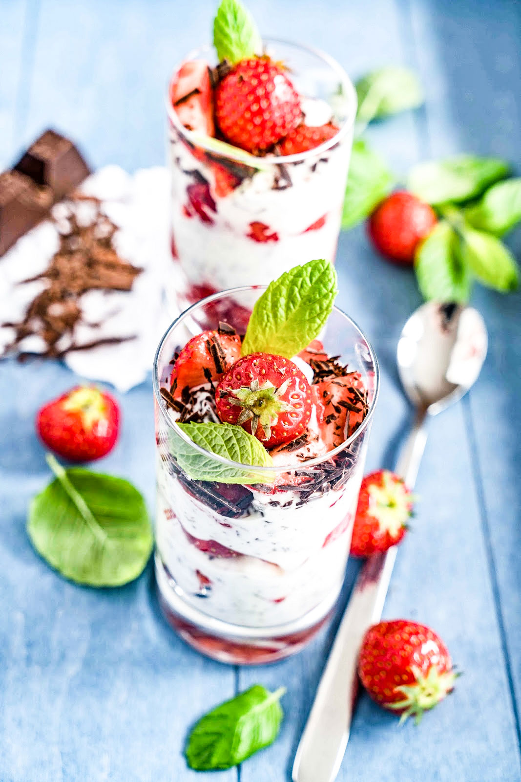 stuttgartcooking: Joghurt-Frischkäse-Stracciatella mit Erdbeeren und Minze