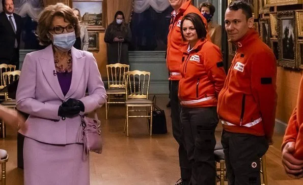 Princess Margriet is honorary president of the Dutch Red Cross. Princess wore a lilac blazer and skirt suit. She carries lilac satin clutch bag