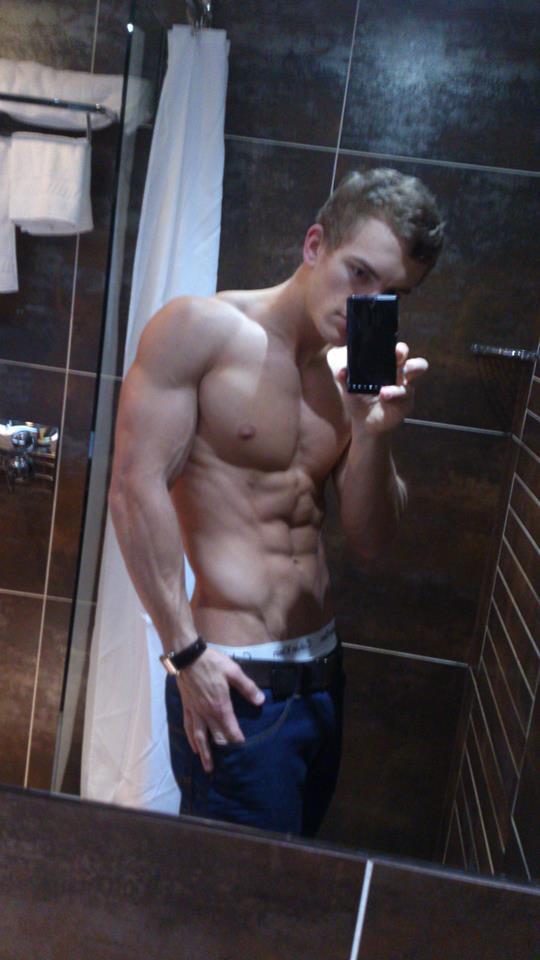 sexy-dudes-shirtless-ripped-body-abs-selfie