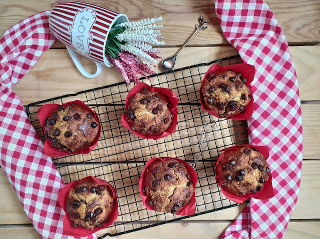 Receta de muffins de plátano y pepitas de chocolate. Desayuno, merienda, postre. Fruta de temporada. Sencillos, ricos, jugosos, tiernos, húmedos, esponjosos, caseros. Cuca